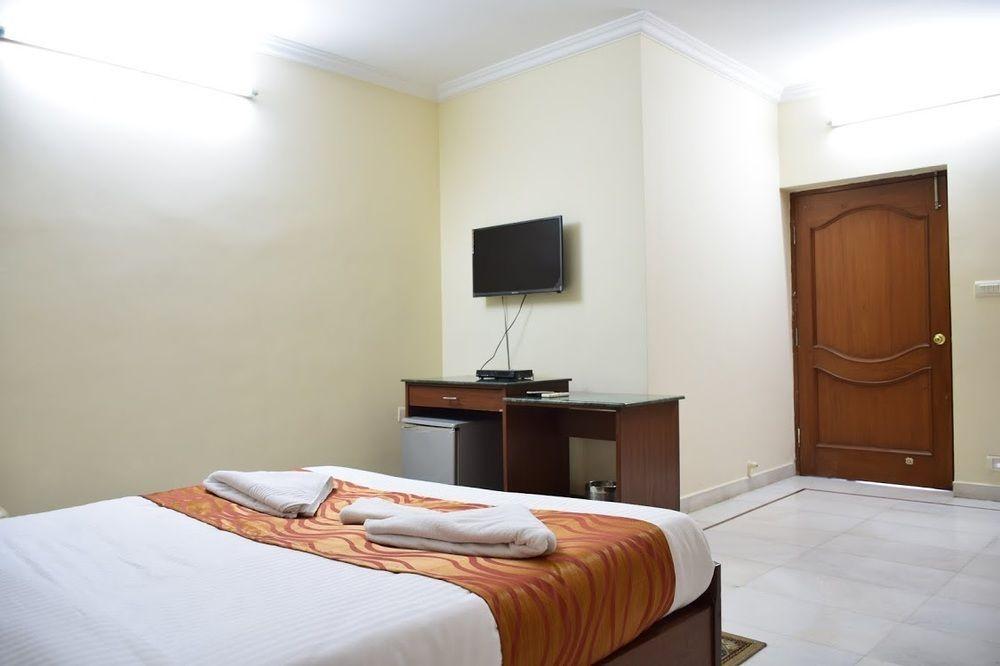 Alpine Glow Residencia - Crest Hotel Hyderabad Exterior foto